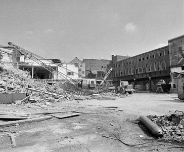 857091 Afbeelding van de sloopwerkzaamheden aan het pand van Drukkerij J. van Boekhoven aan de Breedstraat te Utrecht ...